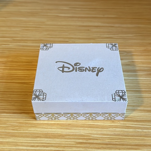 Disney Minnie Mouse Bowtiful Necklace - Picture 3 of 7